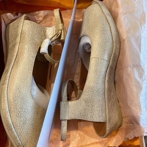 NWT  L'Amour Des BURGOG LEMGB Leather GOLD BEIGE Peep Toe Wedge SANDALS 8.5 M US